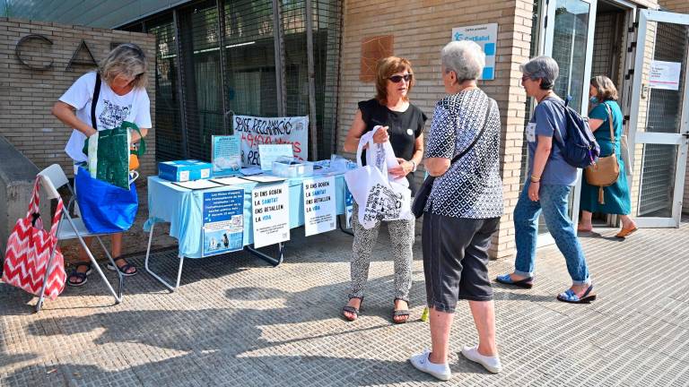 Miembros de la plataforma instalaron un punto en el CAP Fortuny desde donde ayudar a enfermos a registrar sus quejas. Foto: Alfredo González