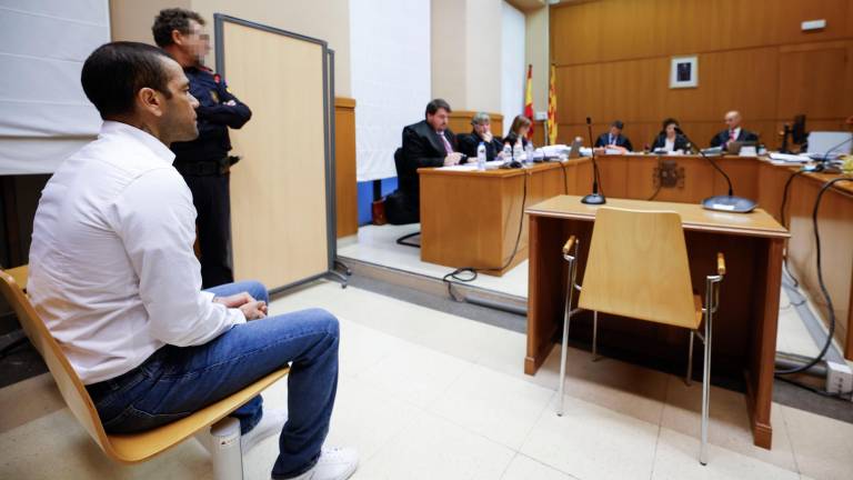 El exjugador brasileño del FC Barcelona Dani Alves, acusado de violar a una joven en un baño de la discoteca Sutton de Barcelona en diciembre de 2022, sentado en el banquillo de los acusados. Foto: EFE
