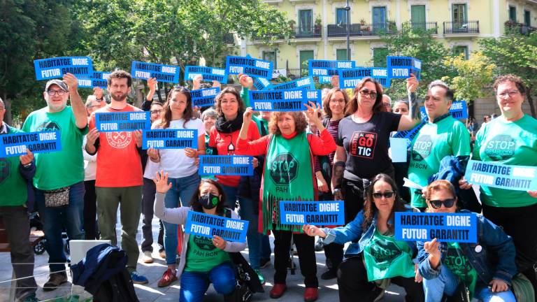 Entitats socials presenten un manifest amb mesures per a un habitatge digne i assequible a Catalunya a les portes del 12-M, davant de la Casa Orsola, a Barcelona. Foto: ACN