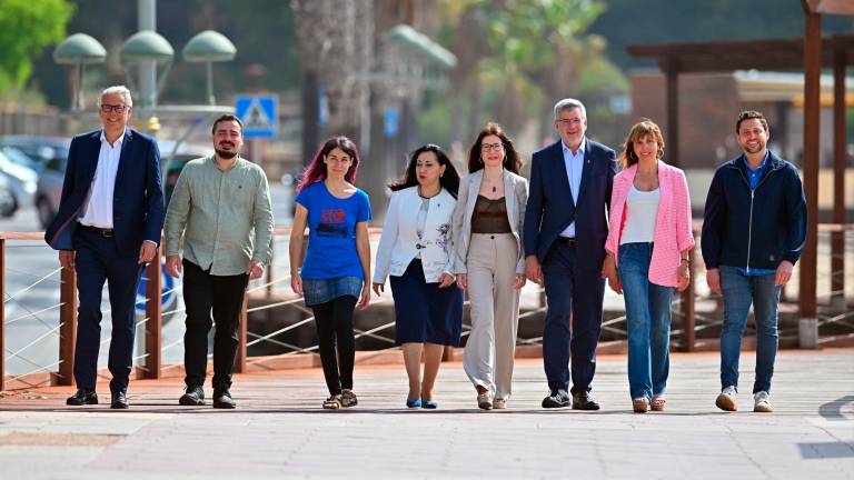 Los ocho candidatos de los partidos con derechos electorales, ayer por la mañana, en el Passeig de l’Arrabassada. Foto: Alfredo González