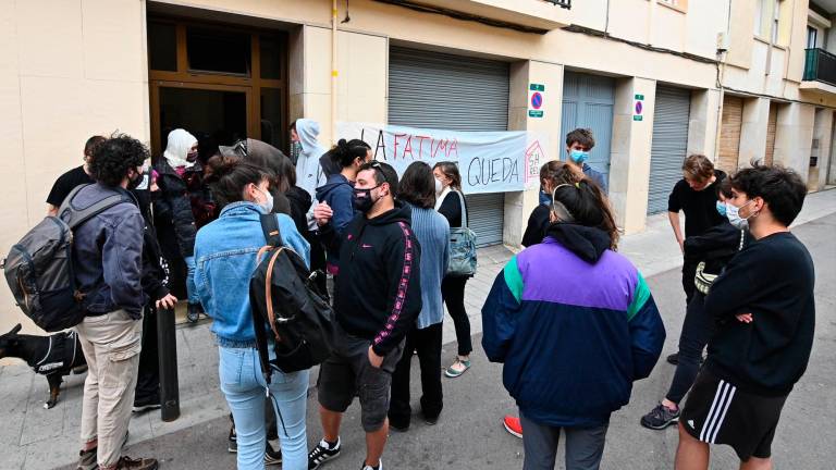 El Sindicat de l’Habitatge de Reus parando un desahucio. Foto: A. González