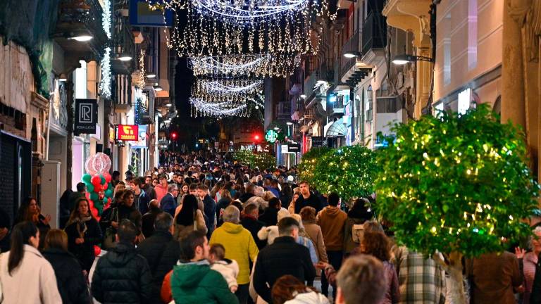 La calle Llovera llena de gente, el 24 de noviembre, primer día de campaña navideña. FOTO: Alfredo González