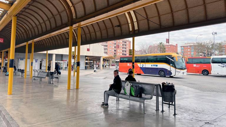 La estación de autobuses, que espera reformas, será parte de la intervención global. Foto: Alfredo González