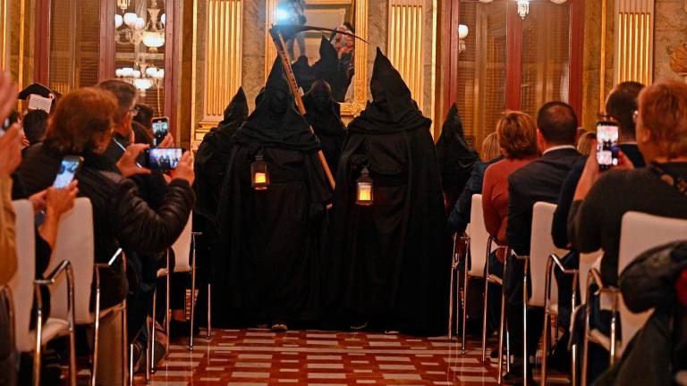 Integrantes de la Dansa de la Mort, en el Saló Noble del Palau Bofarull de Reus. Foto: Alfredo González