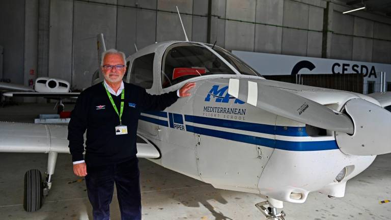 Enric Morralla con la aeronave adquirida recientemente. FOTO: Alfredo González