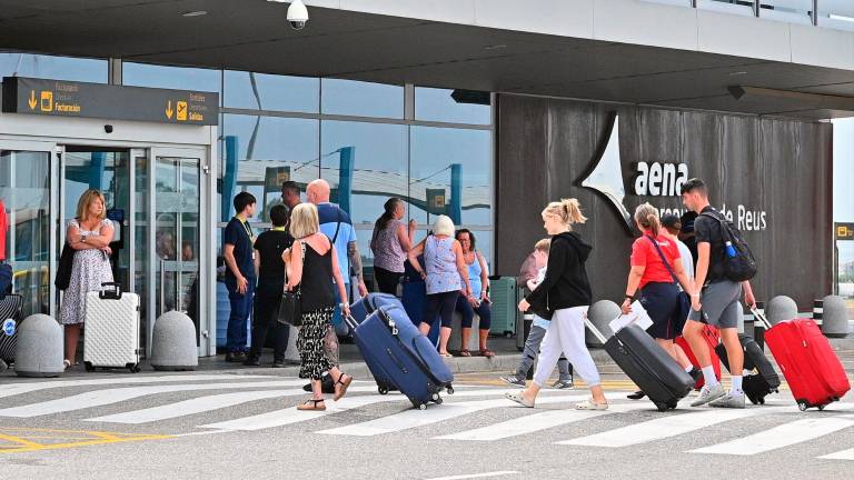 Un grup de viatgers accedint a la terminal de l’Aeroport de Reus. Foto: Alfredo González
