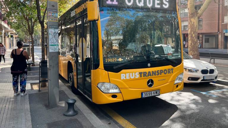 Un autobús de Reus Transport, ayer durante un recorrido por la ciudad. Foto: Alfredo González