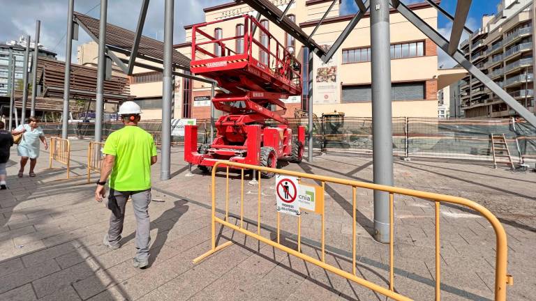 $!Operarios desmantelando, en septiembre, la icónica pérgola del Mercat Central de Reus. FOTO: Alfredo González