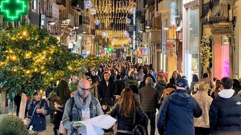 La calle Llovera de Reus llena de gente, este miércoles, aprovechando las últimas horas para las compras de Reyes. FOTO: Alfredo González