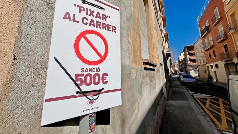 En la calle dels Jardins –paralela al Passeig Mata– hay carteles que recuerdan la sanción de 500 euros por orinar en la calle. FOTO: Alfredo González