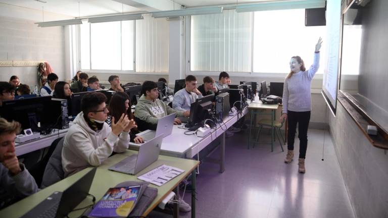 Alumnos del Grado Medio de Sistemas Microinformáticos y Redes, en el INS Baix Camp, uno de los ciclos con más demanda. FOTO: Alba Mariné