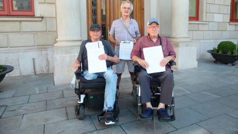 Antonio Pujol, Eduardo Navas y Francisco Arroyo, ayer antes de entregar las firmas en la OAC. Foto: Alba Mariné