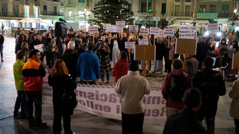 La manifestación se hizo en la plaza del Mercadal. FOTO: Fabián Acidres