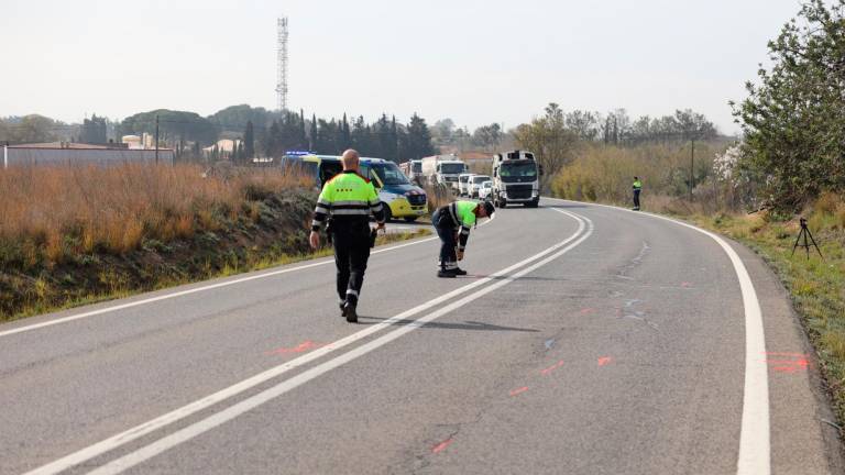 $!Dos agentes de Mossos recopilando datos del último accidente en la carretera de Misericòrdia. Foto: Alba Mariné