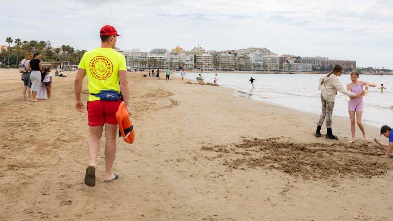 Desde el viernes, hay personal de salvamento en la playa de Llevant. Foto: Àngel Ullate
