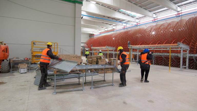 La nova planta de Kronospan, en procés d’arrencada al polígon Catalunya Sud. foto: Joan Revillas