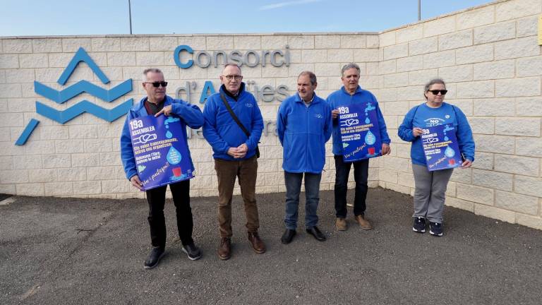 La Plataforma en Defensa de l’Ebre ha sortit a denunciar la situació davant del CAT. Foto: J. Revillas