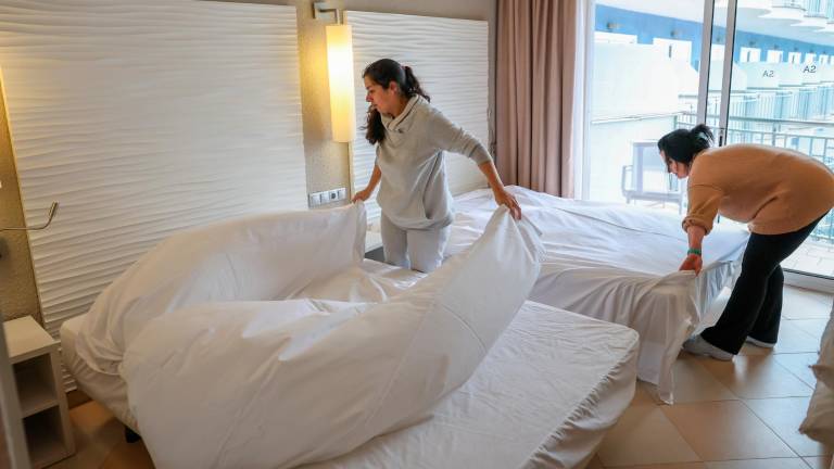 Trabajadoras del Hotel Augustus de Cambrils poniendo a punto las habitaciones para reabrir y recibir a los primeros visitantes. Foto: Alba Mariné