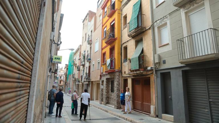 A la derecha de la imagen, algunas viviendas reformadas en la calle Baix del Carme. FOTO: Alba Mariné