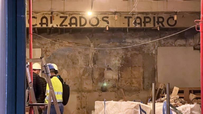Vell rètol de l’antiga espardenyeria Tapiró, aparegut a les obres d’un local comercial del carrer Llovera. Foto: Alfredo González