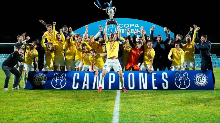 Édgar Hernández alza el trofeo de campeones de la Copa Federación con el Badalona Futur. Foto: Badalona Futur