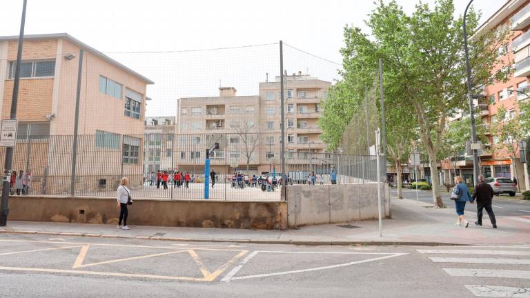 $!El patio de la Escola General Prim se convertirá en un refugio climático, con más sombra y árboles. FOTO: Alba Mariné