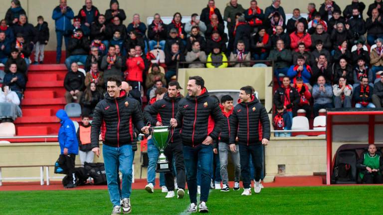 $!Los jugadores del Reus Deportiu de hockey patines presentaron al Estadi la Copa del Rey conquistada la pasada semana en Calafell. Foto: Alfredo González
