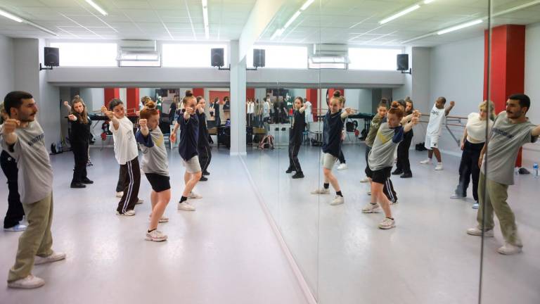 Una clase de danzas urbanas en la Escola de Dansa i Arts Escèniques Artis de Reus . foto: Alba Mariné