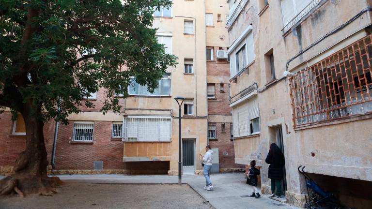 Uno de los bloques que esperan la intervención, que tiene el objetivo de transformar urbanística y socialmente el área. Foto: Alba Mariné