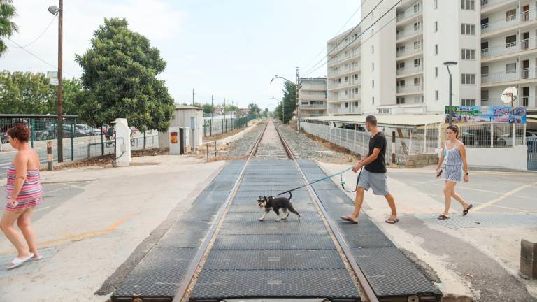 La antigua vía del tren, a su paso por Salou. El desmantelamiento comenzará por Vandellòs e irá subiendo hasta PortAventura. foto: Alba Mariné