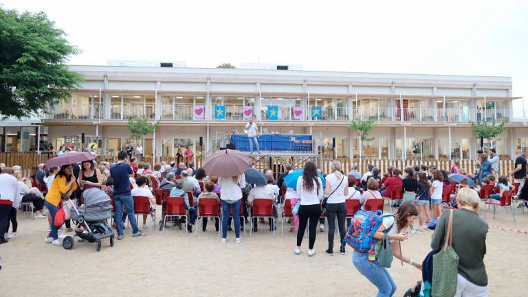 El acto inaugural, con el nuevo edificio destinado a aulas de primaria en el fondo. FOTO: Alba Mariné