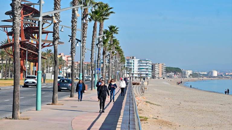 El tramo inicial del paseo Pau Casals desaparecerá y la playa de La Pineda ganará más amplitud y un sistema de dunas. foto: Alfredo González