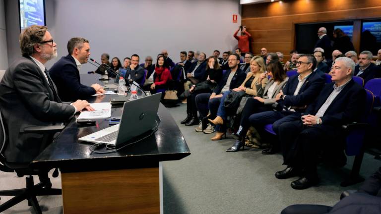 Santiago Castellà, a la izquierda, ayer, durante su intervención en las instalaciones de la Cambra de Comerç de Tarragona. Foto: Àngel Ullate
