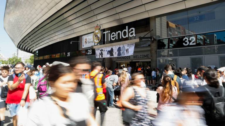 Varias personas a las puertas de la tienda de ‘fans’ de Taylor wift en el Bernabeu, este martes, en Madrid, un día antes de su primer concierto en la capital. Foto: EFE