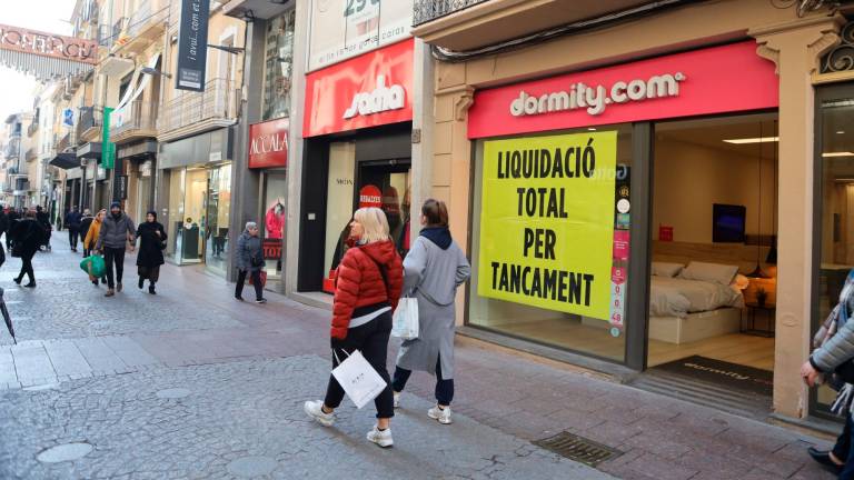 Una tienda en la calle Monterols de Reus anuncia su liquidación por cierre. foto: alba mariné