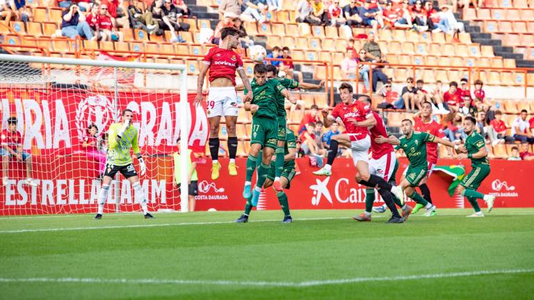El Nàstic gana al Murcia (3-2) y Agné salva el cuello