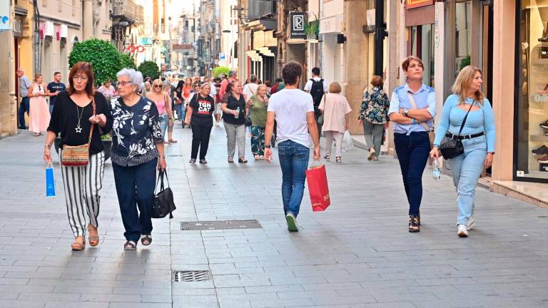 La arteria comercial de la calle Llovera de Reus, con personas comprando. Foto: Alfredo gonzález