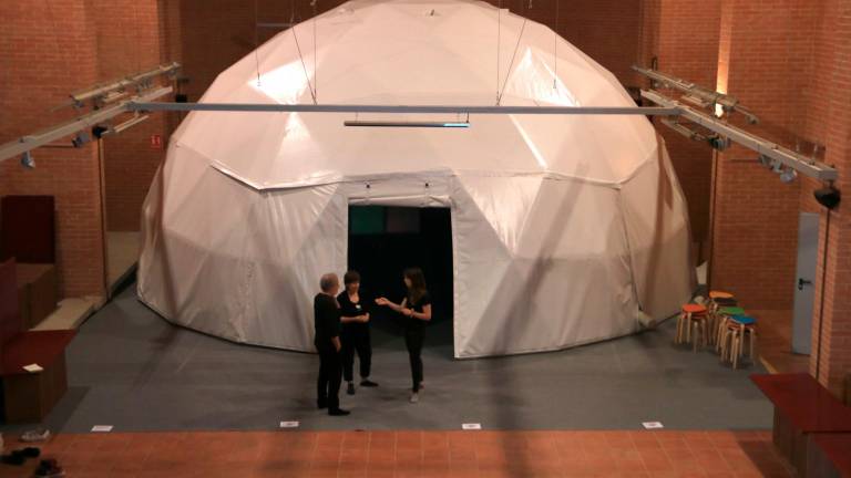 La cúpula es quedarà a Falset fins diumenge vinent. Foto: ACN