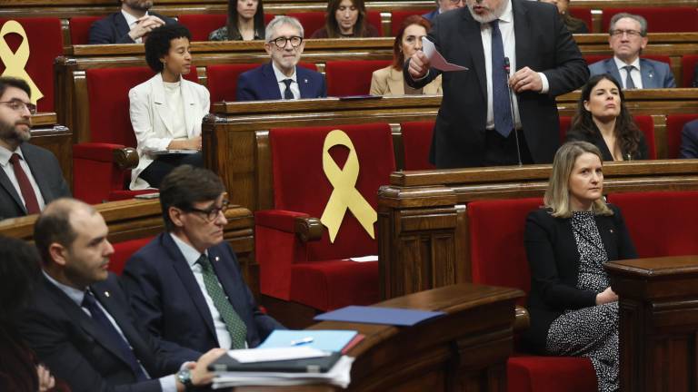 El portavoz de Junts, Albert Batet, interpela al presidente de la Generalitat, Salvador Illa, durante la sesión de control al Govern en el pleno del Parlament, un día antes de que se voten las propuestas de resolución de los grupos parlamentarios derivadas del debate monográfico sobre las incidencias en el servicio de Rodalies. Foto: EFE