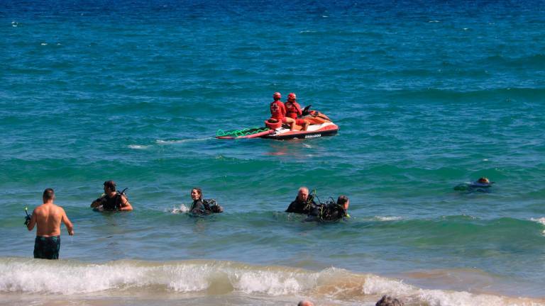 Els bussejadors s’han submergit a la zona pròxima a les roques de la platja. Foto: ACN