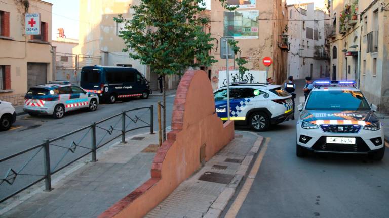 $!Dotacions policials desplegades en un operatiu antidroga al centre històric de Valls. Foto: ACN