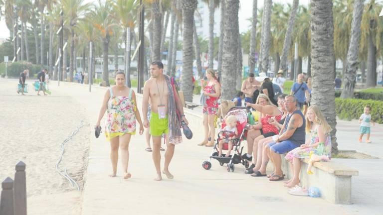 Los turistas británicos apuntan a reducir gastos este verano. FOTO: a. mariné