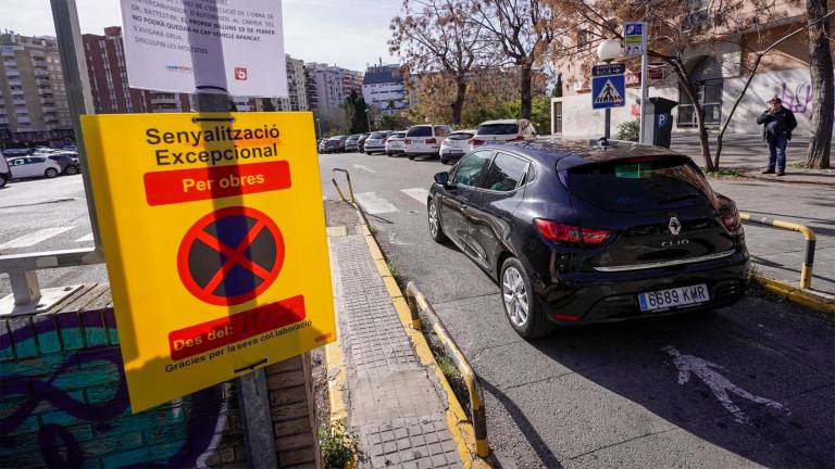 Un cartel advierte desde ayer a los usuarios de la prohibición de estacionar por las obras. Foto: Marc Bosch
