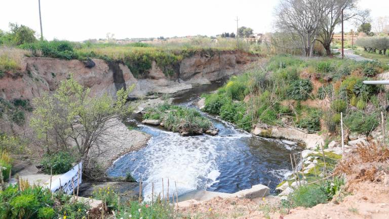 Punto del barranco de Mas Calvó donde es vertida el agua depurada de Reus. FOTO: Alba Mariné