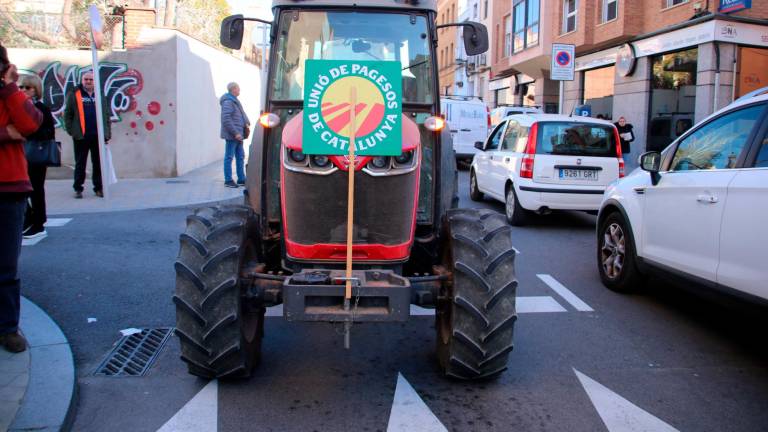 Un dels tractors de la protesta als jutjats de Valls. Foto: ACN