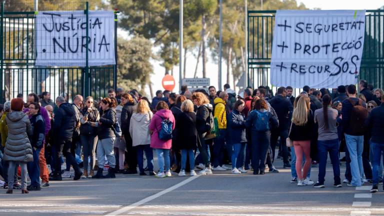 Alrededor de unas 200 personas se concentraron delante de las puertas de Mas d’Enric. foto: Marc Bosch
