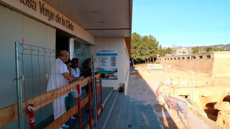 Un grup de metges observa les troballes de les obres d’ampliació davant la porta principal de l’HTVC. Foto: ACN