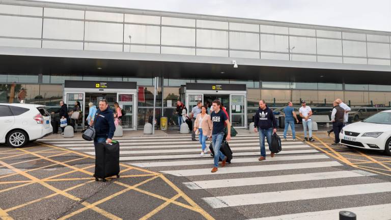 Pasajeros en la zona de llegadas del Aeropuerto de Reus, ayer. Foto: Alba Mariné