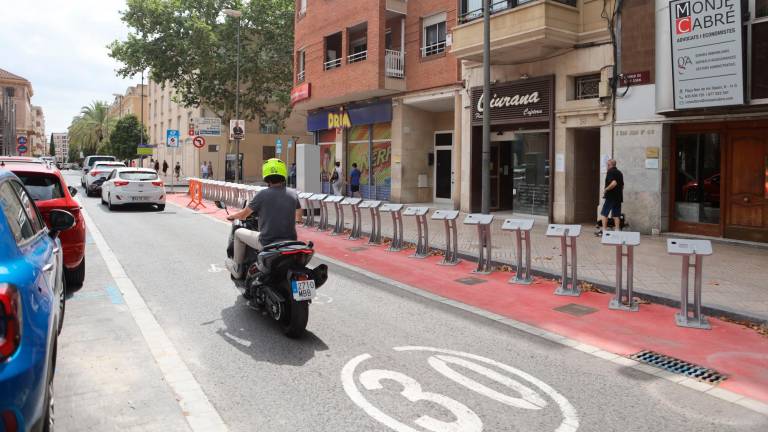 En la calle Sant Joan, los anclajes de bici sustituyen parkings de coche. FOTO: Alba Mariné