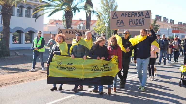 Los manifestantes, avanzando por la avenida de Sant Jordi. FOTO: Alba Mariné